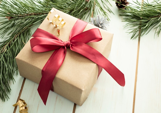 Caja de regalo de Navidad con decoración sobre fondo de madera