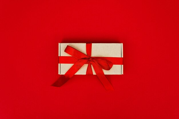 Caja de regalo de Navidad decorada con cinta aislada en rojo