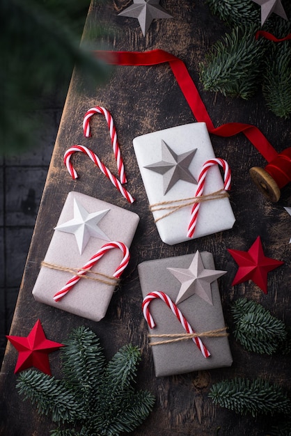 Caja de regalo de navidad con dulces y estrella.