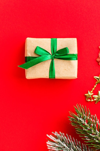 caja de regalo de navidad con elementos decorativos