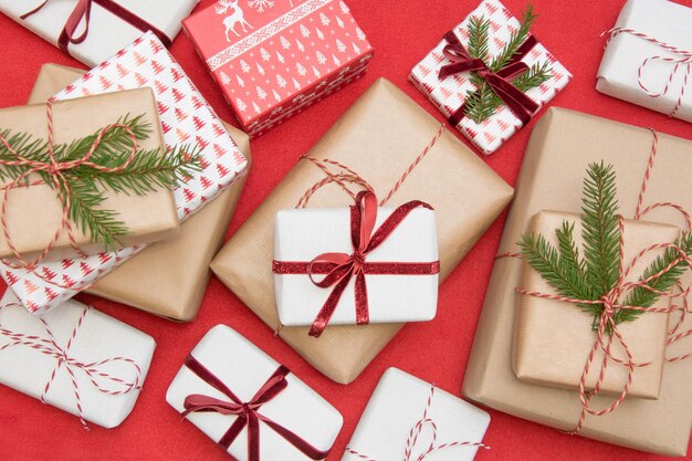 Caja de regalo de Navidad envuelta en papel de adorno y cinta decorativa de cuerda roja Prepárese para Navidad