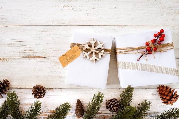 Foto caja de regalo de navidad con etiqueta de saludo