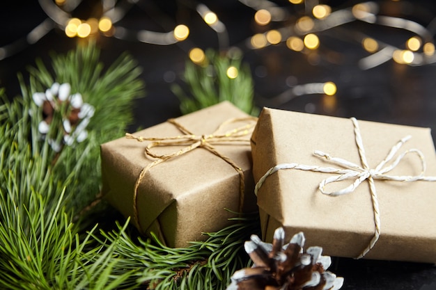 Caja de regalo de Navidad con guirnalda de luz sobre fondo oscuro