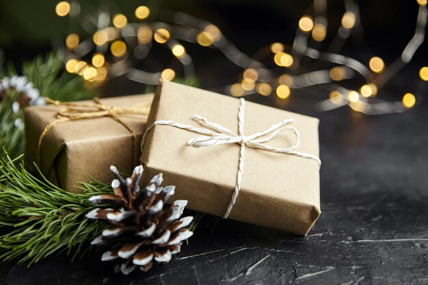 Caja de regalo de Navidad con guirnalda de luz sobre fondo oscuro