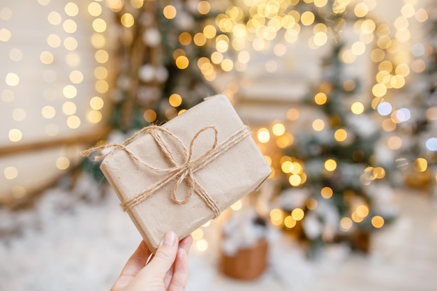 Caja de regalo de navidad con iluminación festiva bokeh fondo de vacaciones borroso Fondo de año nuevo