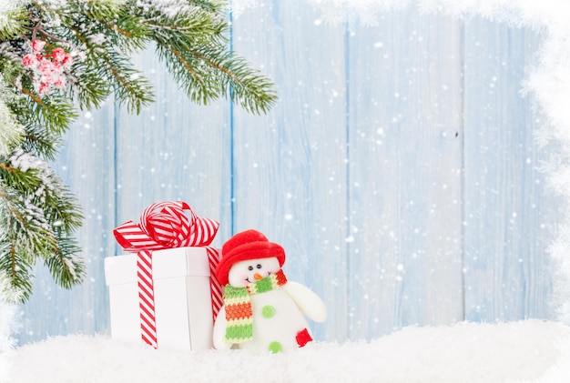 Caja de regalo de navidad juguete de muñeco de nieve y rama de abeto