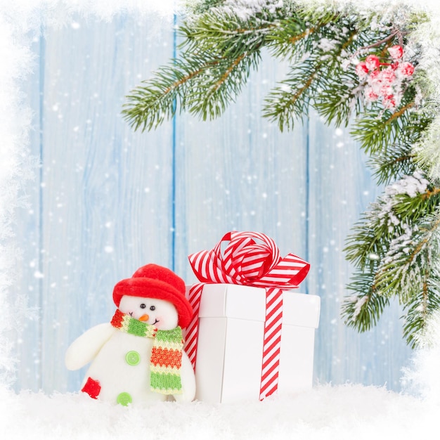 Caja de regalo de navidad juguete de muñeco de nieve y rama de abeto