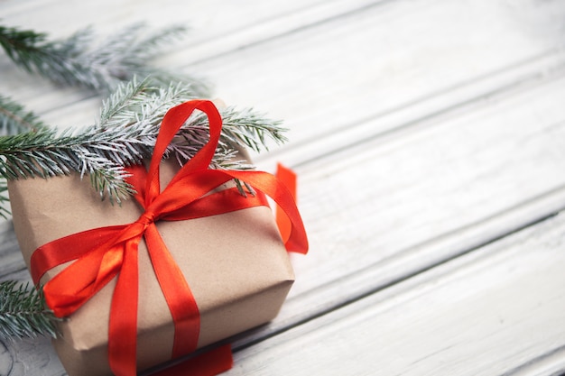 Caja de regalo de navidad con lazo rojo