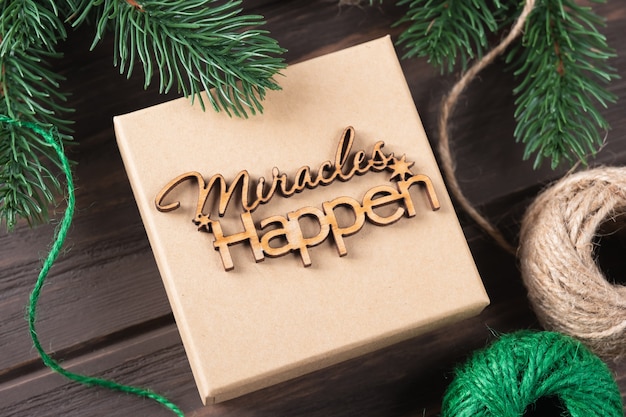 Caja de regalo de Navidad con letras de madera que suceden milagros. Ideas para envolver regalos. Diseño natural. Paso a paso