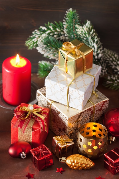 Caja de regalo de navidad y luz decorativa