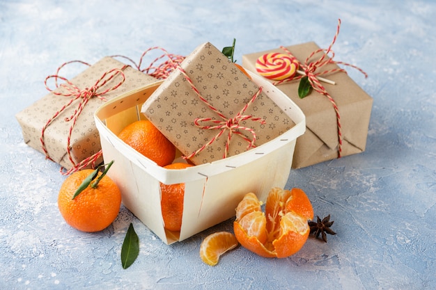 Caja de regalo de navidad y mandarinas