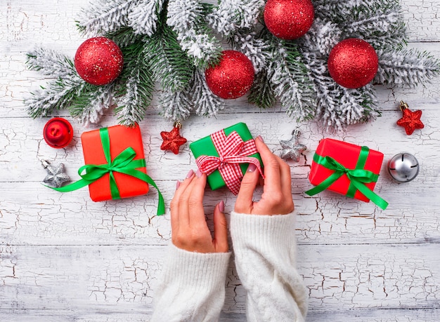 Caja de regalo de navidad en las manos