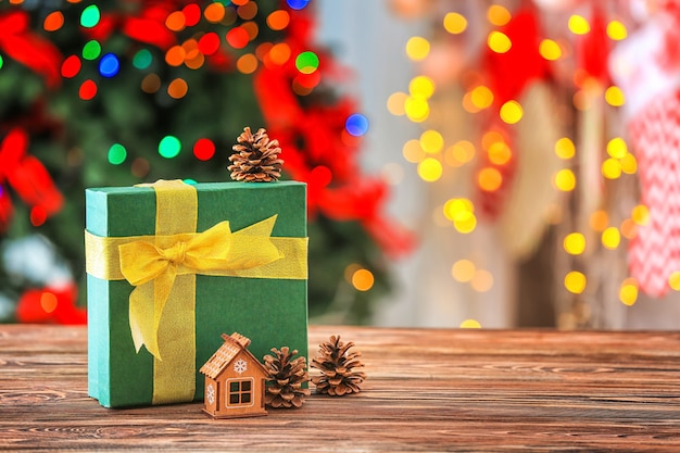 Caja de regalo de Navidad en la mesa de madera con fondo borroso