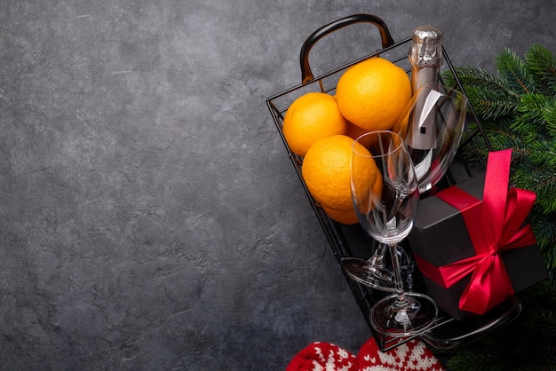 Caja de regalo de navidad con naranjas de champán y decoración.