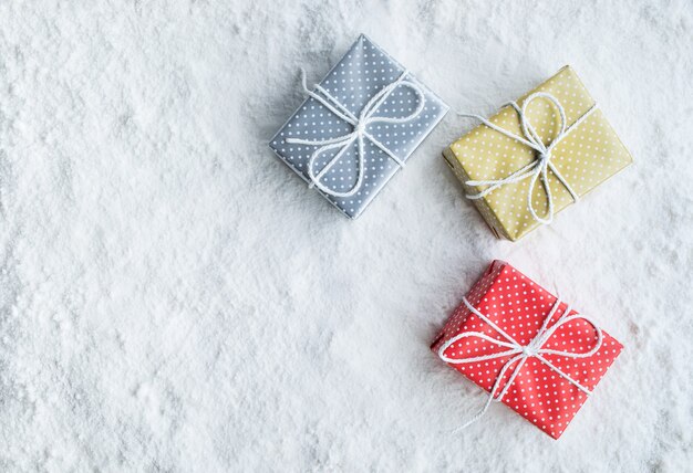 Caja de regalo de Navidad, presente sobre fondo de nieve