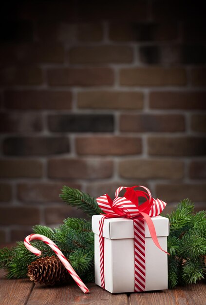 Caja de regalo de navidad y rama de árbol