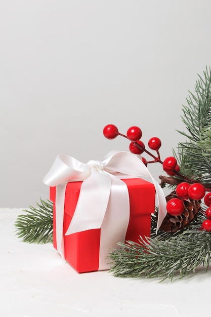 Caja de regalo de Navidad Regalo de Navidad en caja roja en blanco