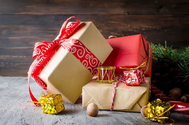 Caja de regalo de Navidad roja con cinta roja y ramas de abeto