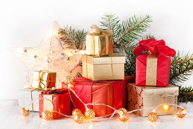 Caja de regalo de navidad roja y dorada y luz decorativa