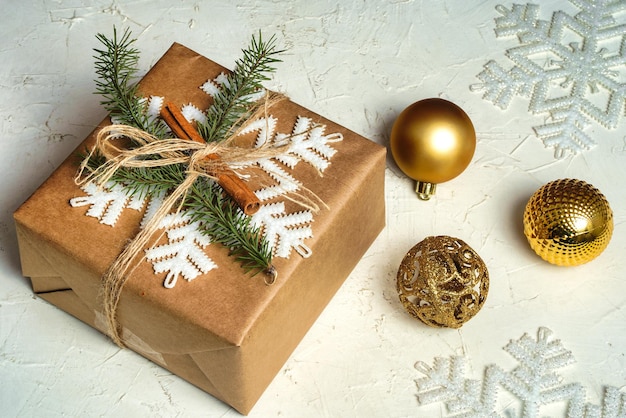 Caja de regalo de navidad rústica con adornos navideños sobre fondo blanco método de envuelto año nuevo p ...