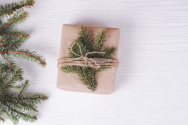 Caja de regalo de Navidad sobre un fondo de madera blanca