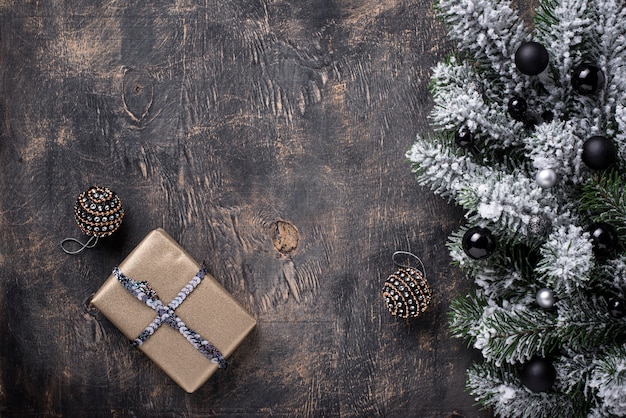 Caja de regalo de Navidad sobre fondo oscuro