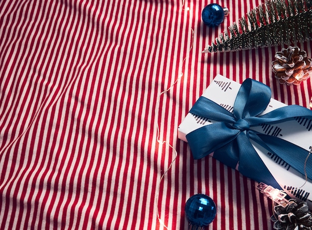 Caja de regalo de Navidad sobre un fondo rojo.