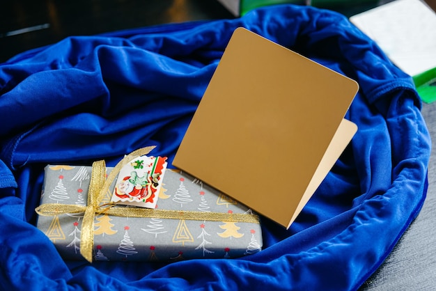 Caja de regalo de Navidad sobre fondo de tela satinada azul Concepto de Navidad