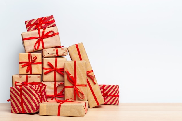 Foto caja de regalo de navidad en tableta
