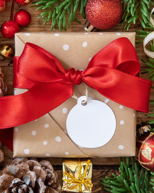 Foto caja de regalo de navidad con vista superior de etiqueta de regalo en blanco redondo