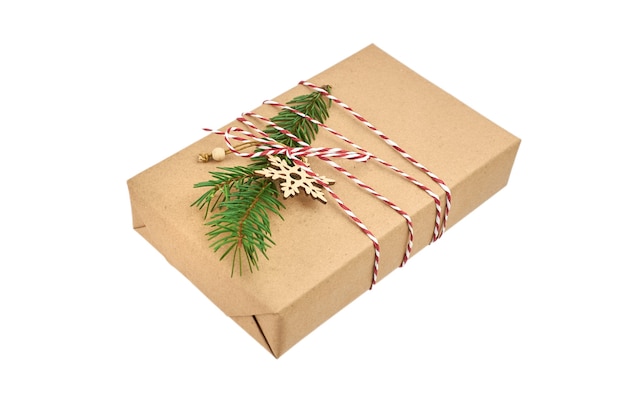 Caja de regalo navideña decorada con rama de abeto y copo de nieve de madera