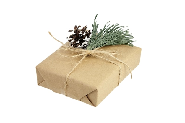 Caja regalo navideña decorada con rama de pino con cono