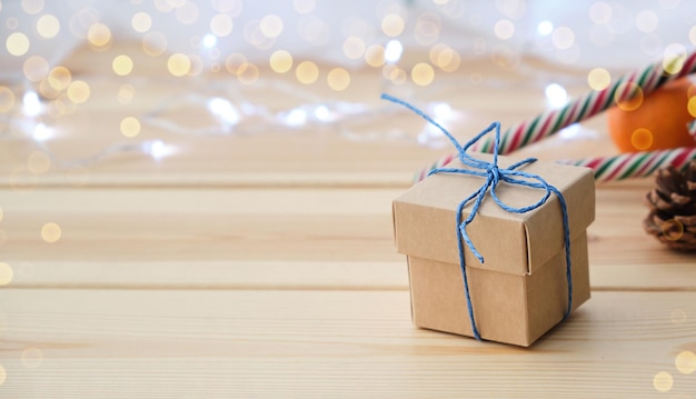 Caja de regalo navideña de papel artesanal con cinta verde