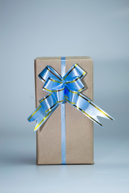 Caja de regalo de papel kraft con cinta azul