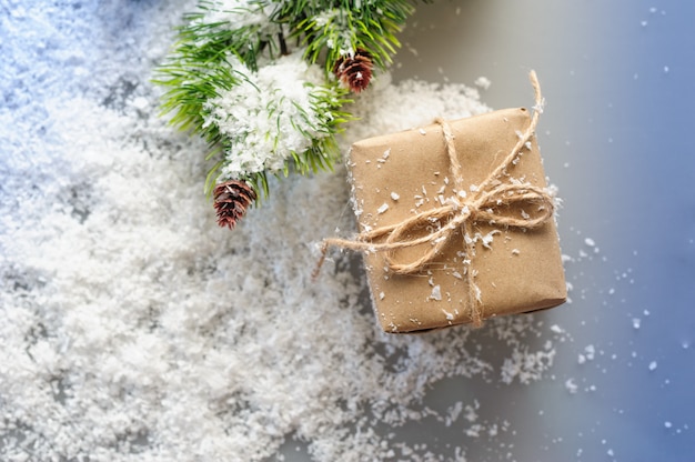 Caja de regalo de papel kraft con ramas de abeto