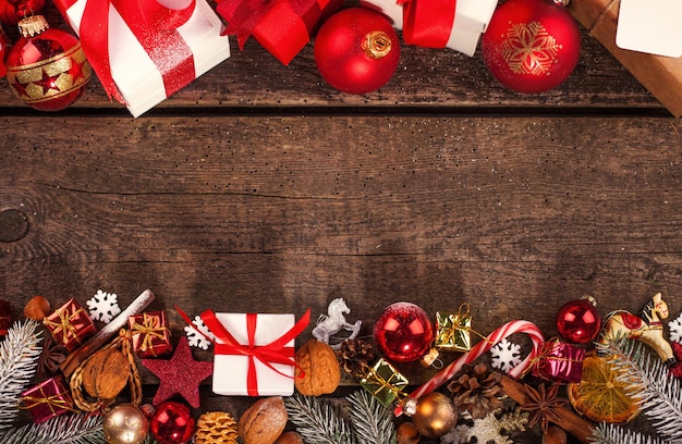 Caja regalo en papel de regalo con cinta de raso. Concepto de vacaciones de feliz Navidad.