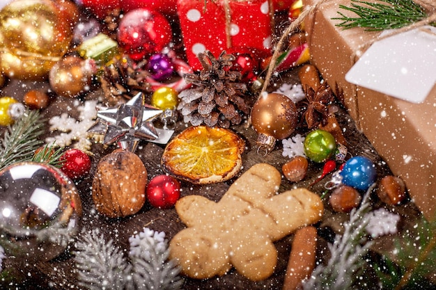 Caja regalo en papel de regalo con cinta de raso. Concepto de vacaciones de feliz Navidad.