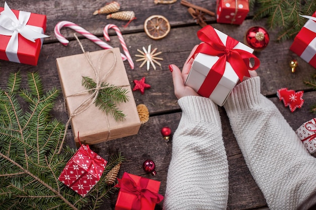 Caja regalo en papel de regalo con cinta de raso. Concepto de vacaciones de feliz Navidad.