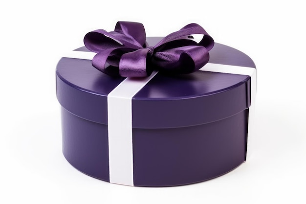 caja de regalo púrpura con una cinta blanca sobre fondo blanco