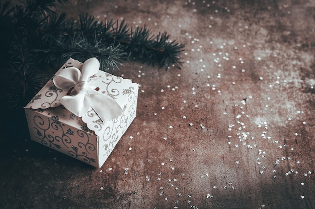 Foto caja de regalo y ramas de árboles de navidad celebración de navidad y año nuevo