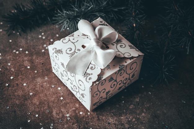 Foto caja de regalo y ramas de árboles de navidad celebración de navidad y año nuevo