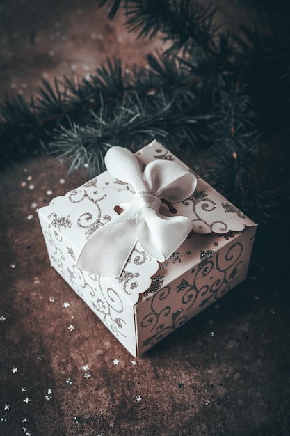 Foto caja de regalo y ramas de árboles de navidad celebración de navidad y año nuevo