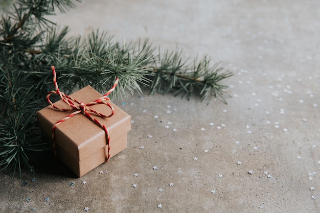Foto caja de regalo y ramas de árboles de navidad celebración de navidad y año nuevo
