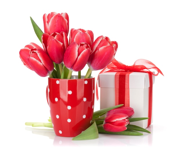 Caja de regalo y ramo de flores de tulipán rojo