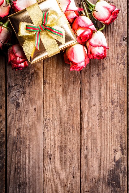 Caja de regalo y ramo de rosas.