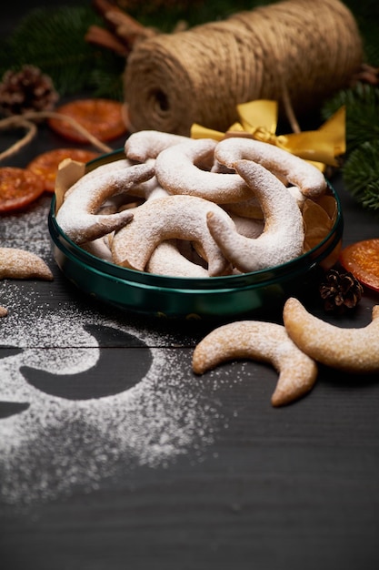 Caja de regalo redonda llena de galletas tradicionales alemanas o austriacas vanillekipferl vainilla kipferl