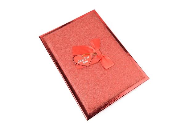 Caja de regalo roja aislada en un fondo blanco