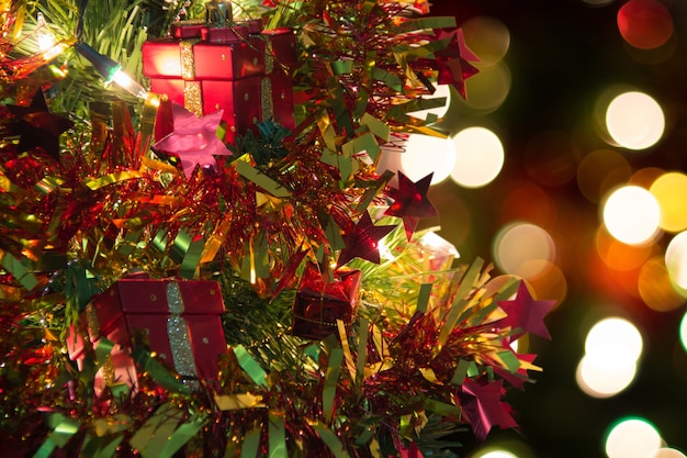 Caja de regalo roja en el árbol de Navidad