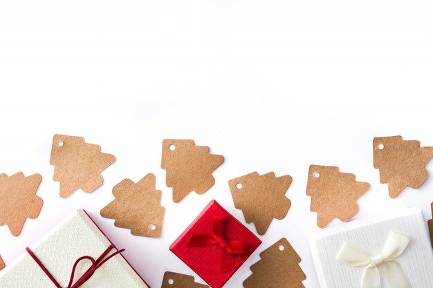 Caja de regalo roja y blanca y etiqueta del árbol de navidad aislada en blanco. Vista superior.