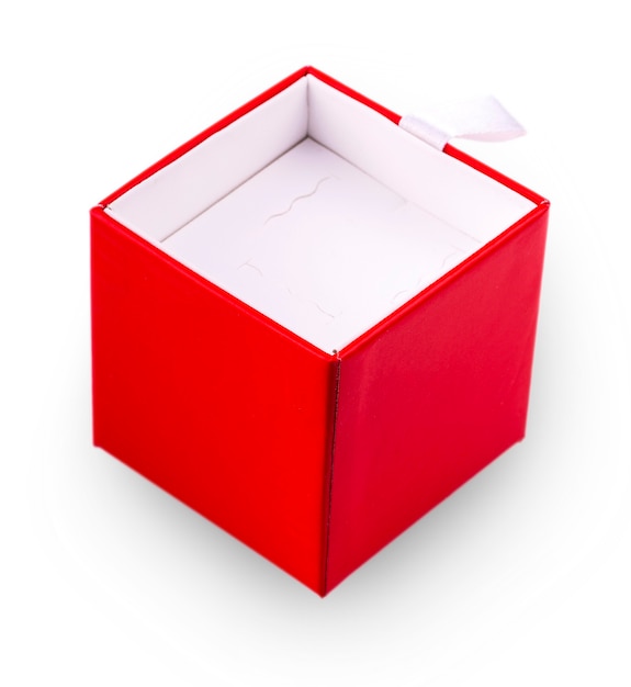Caja de regalo roja brillante cuadrada aislado sobre fondo blanco.